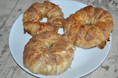 Beyaz tabakta tatlı çörekler .