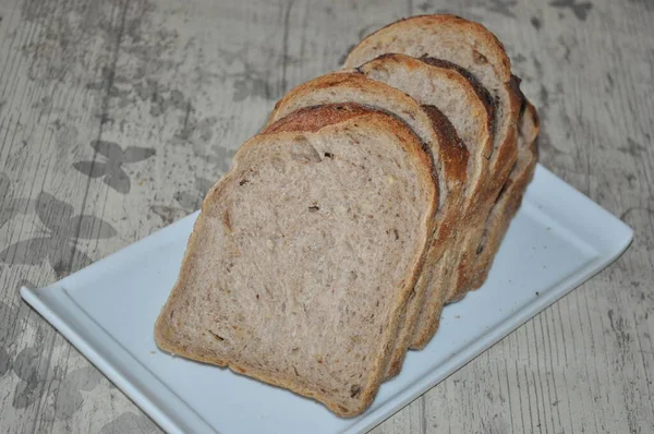 Brödet Den Vita Tallriken — Stockfoto