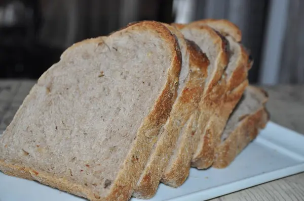 Brödet Den Vita Tallriken — Stockfoto
