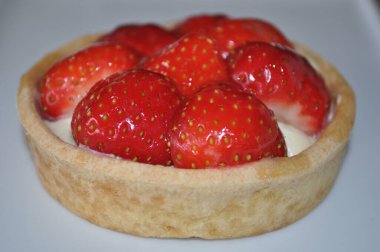 Çilekli pastanın bir parçası. .