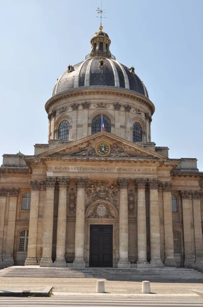 Paris sokaklarının manzarası .