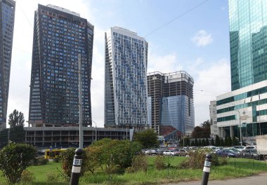 Kiev. Ukrayna. 15 Ekim 2020. Zafer Bulvarı 'nda Kiev' in merkezinde yeni binalar inşa ediliyor.