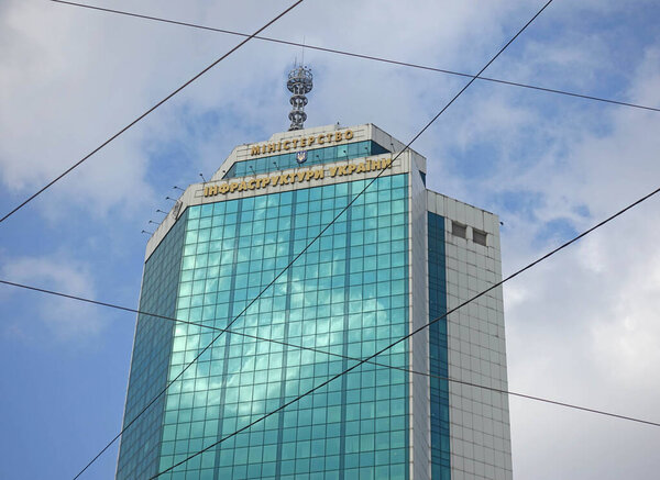 Киев. Украина. 15 октября 2020 года Фасад здания Министерства инфраструктуры Украины в Киеве. Текстовый перевод: Министерство инфраструктуры Украины