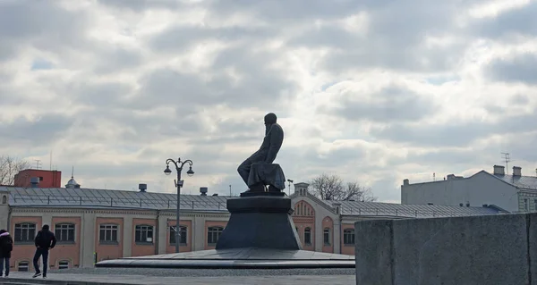 Памятник писателю Достоевскому на Воздвиженке в Москве — стоковое фото