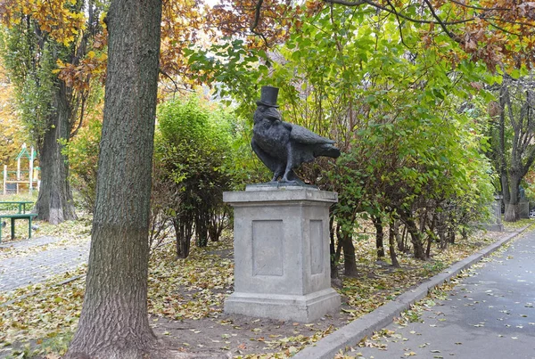 Beeldhouwkunst Kraai op het plein van de Kiev intellectuelen. — Stockfoto