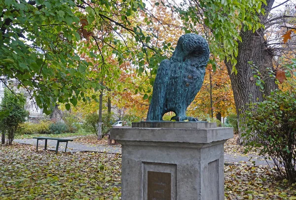 Kiev, la scultura del gufo, che simboleggia l'industria scientifica — Foto Stock