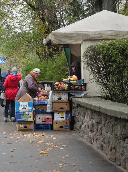 Emberek a gyümölcsös standnál. Utcai jelenet — Stock Fotó