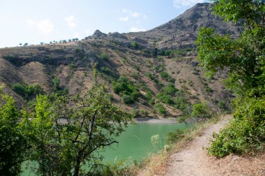Panagia Gölü kıyısındaki patika.