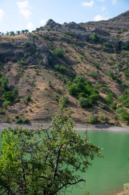 Kırım 'da bir dağ gölü manzarası