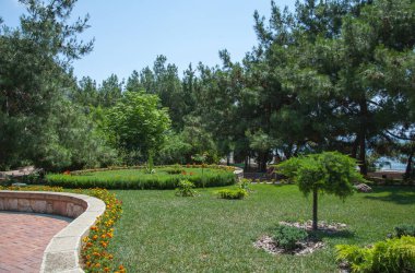 Deniz kenarındaki parkın köşesinde.