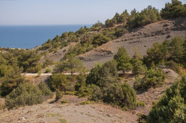 Sudak yakınlarında Kırım 'da denizin üzerindeki dağlar