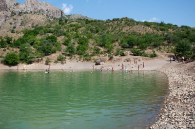 Zelenogorye, Kırım, 20 Temmuz 2011: Bir yaz günü bir dağ gölündeki geri kalan insanlar