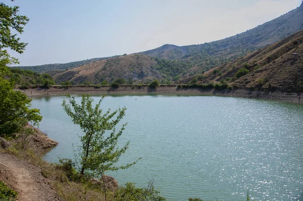 Kırım 'daki Zelenogorye' de Panagia Dağı ile manzara