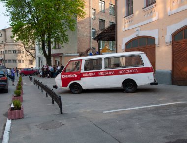 Kiev, Ukrayna, 26 Nisan 2011. Kiev 'deki Çernobil Müzesi yakınlarındaki Otomobil Sergisi' nde bir ambulans arabası..