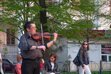 Kiev, Ukrayna, 26 Nisan 2011 Kontraktova Meydanı 'nda sokak müzisyeni