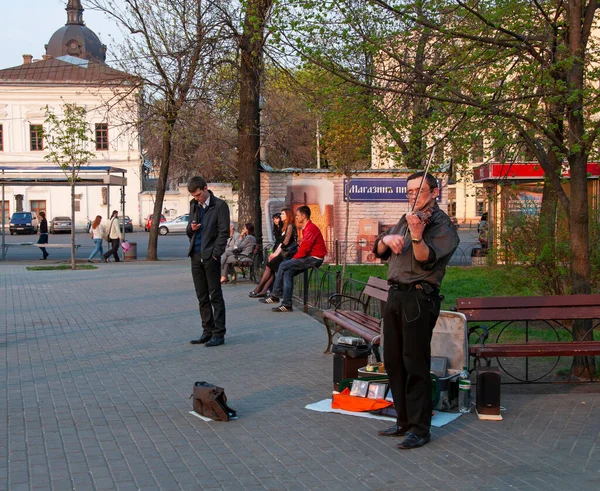 Kiev Ucrânia Abril 2011 Violinista Toca Jardim Público Praça Kontraktova — Fotografia de Stock