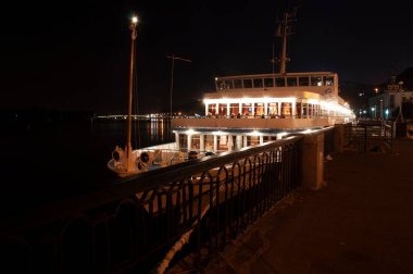 Motorlu gemi gece Kiev 'deki Dinyeper Nehri rıhtımına yanaştı.