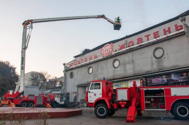 Kiev. Ukrayna. 29 Ekim 2014 'te yangın söndürme sırasında Zhovten sinemasında itfaiye araçları. Metnin çevirisi: Zhovten sineması