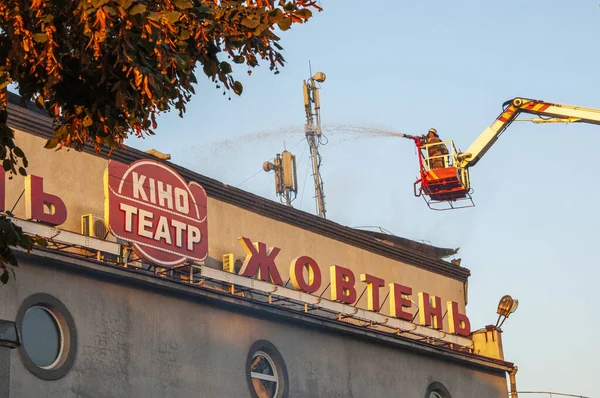 Kiev Ucrânia Outubro 2014 Bombeiros Cesta Elevador Extinguem Edifício Velho — Fotografia de Stock