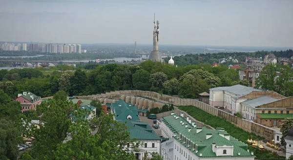 夏の日にキエフと祖国の記念碑の建築物の眺め — ストック写真