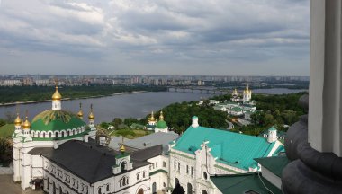 Kiev-Pechersk Lavra 'nın büyük çan kulesinden güneşli bir günde Kiev manzarası