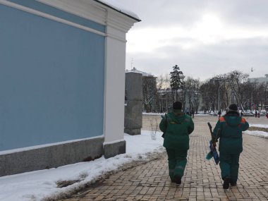 Kiev, Ukrayna, 20 Ocak 2018. Kiev 'deki Mikhailovskaya Meydanı' nda kar yağışlı bir kış gününde kamu hizmeti çalışanları