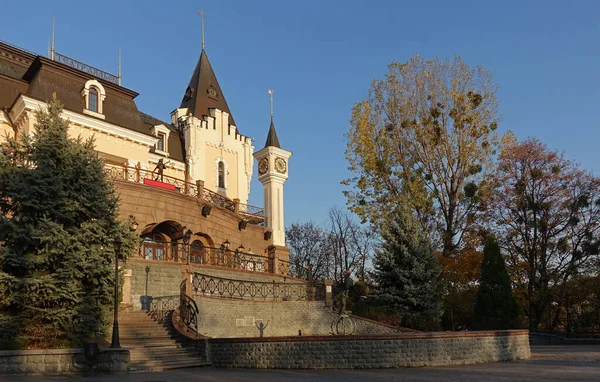 De bouw van het poppentheater in Kiev op een zonnige herfstdag — Stockfoto