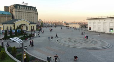 Akşam Kiev 'deki Pochtovaya Meydanı' nda