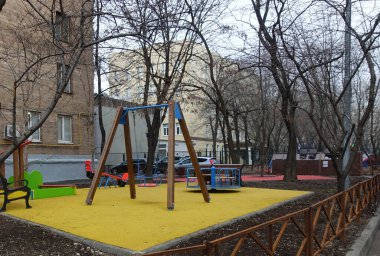 Moskova, Rusya. 7 Nisan 2019 Moskova 'daki yerleşim yerleri arasında oyun alanı