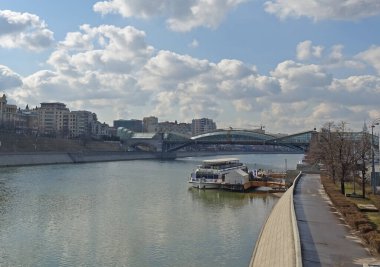 Avrupa Meydanı yakınlarındaki Moskva Nehri 'nde son durak..