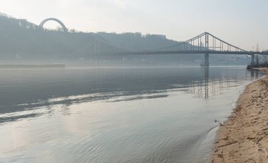 Bir bahar günü Kiev 'de Dinyeper' de yaya köprüsü..