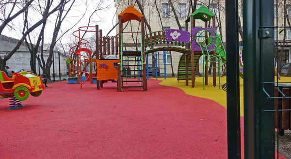 莫斯科 俄罗斯 2019年4月7日莫斯科一座住宅楼庭院中的儿童游乐场 — 图库照片