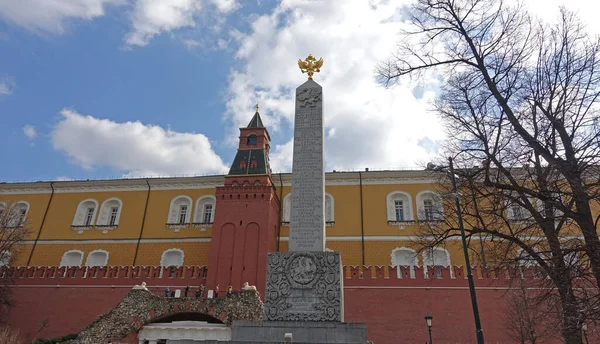 莫斯科 俄罗斯 2019年4月7日 罗曼诺夫方尖碑在莫斯科亚历山大花园庆祝罗曼诺夫王朝统治300周年 题词的翻译 纪念300周年 — 图库照片