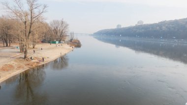 Kiev 'in, Trukhanov Adası' nın ve Dinyeper 'ın bahar manzarası