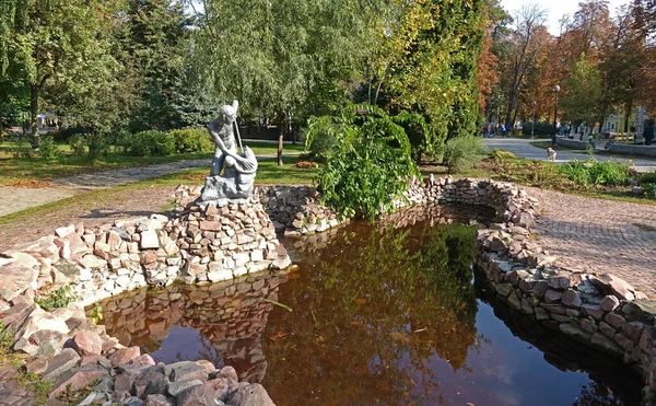 キエフ ウクライナだ 2019年10月01日Taras Shevchenkoにちなんで名付けられた公園内のヴィンテージ噴水 噴水の中央の彫刻作品は 魚を持つ少年です — ストック写真