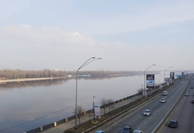 Kiev, Ukrayna 8 Mart 2017 İlkbaharda Kiev Embankment otoyolu