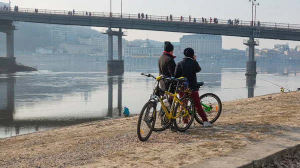 Kiev Ukraine March 2017 Young Couple Bicycles Dnieper Background Pedestrian — Stock Photo, Image