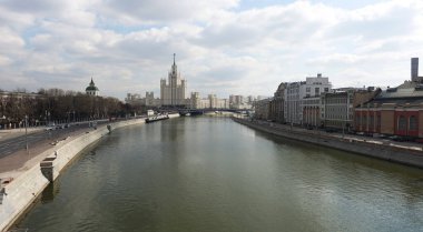 Moskova Nehri manzarası ve baharda Kotelnicheskaya Embankment, Büyük Ustyinsky köprüsü