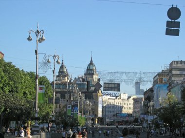 Güneşli bir yaz gününde Kiev Khreshchatyk 'in merkez caddesi..