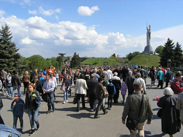 Menschen gehen am Tag des Sieges am 9. Mai zum Mutterland-Denkmal an der Gedenkstätte. — Stockfoto