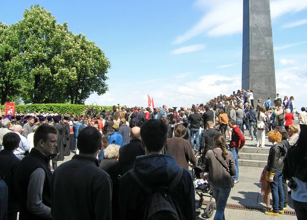 Menschen am Denkmal des Ruhms am Tag des Sieges am 9. Mai. — Stockfoto