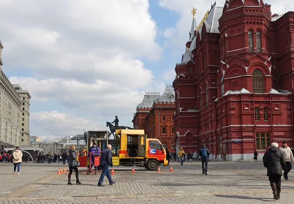 モスクワ ロシア 2019年4月9日モスクワ統一エネルギー会社の修理チームは Manezhnaya広場で作業しています — ストック写真