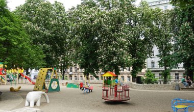 Kiev. Ukrayna. 16 Mayıs 2019 İlkbaharda Shevchenko Parkı 'nda çocuk parkı