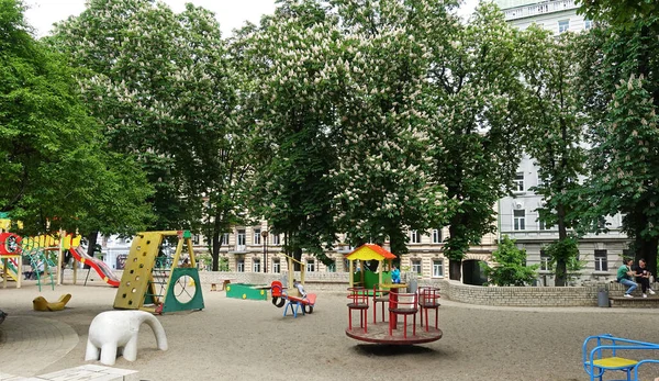 キエフ ウクライナだ 2019年5月16日春のシェフチェンコ公園の子供の遊び場 — ストック写真