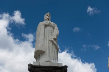 Kiev, Ukrayna - 9 Mayıs 2021 Mavi gökyüzü arka planında Prenses Olga anıtı