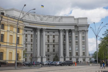 Kiev, Ukrayna - 9 Mayıs 2021 Kiev 'deki Mikhailovskaya Meydanı' ndaki Ukrayna Dışişleri Bakanlığı binası. Metin çevirisi: Ukrayna Dışişleri Bakanlığı