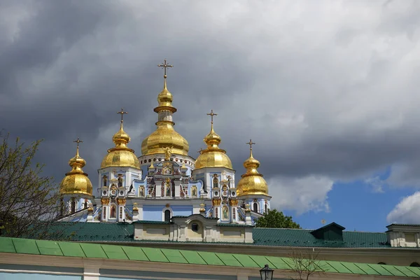Cupole Oro Della Cattedrale San Michele Kiev Contro Cielo — Foto Stock