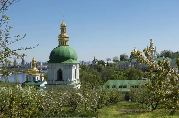 キエフ ペチェルスク ラブラの下部の景色と春に咲く修道院庭園 — ストック写真