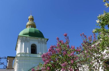 Bir bahar günü Kiev-Pechersk Lavra 'daki Yakın Mağaralar' ın çan kulesi.