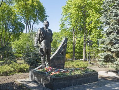 Kiev, Ukrayna - 10 Mayıs 2021. Kiev 'deki Ebedi Zafer Parkı' nda Pilot Yardımcısı Ivan Kozhedubun 'un Anıtı